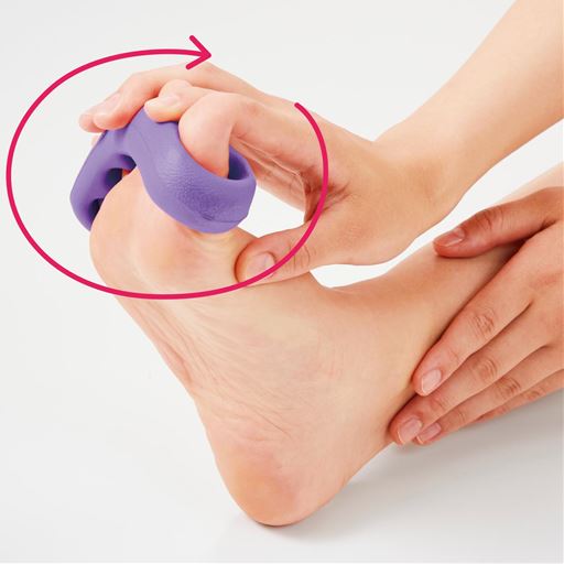 つま先を持ち、ぐるぐると回してほぐしても気持ちいい!