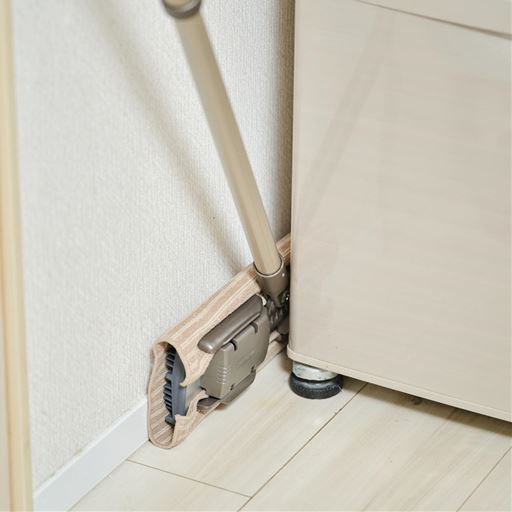 ヘッドの厚みが少ないので、立てて使えばすき間の掃除もラクラク。