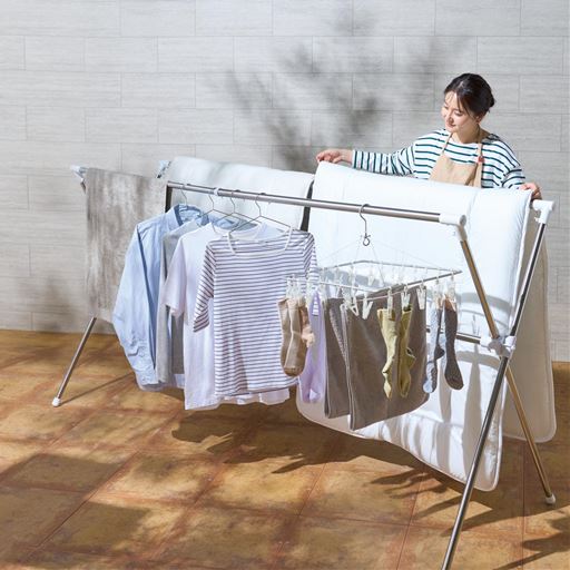 ステンレス製でさびにくく、屋内・屋外兼用で使えます。軽量で持ち運びやすく幅も調節可能。