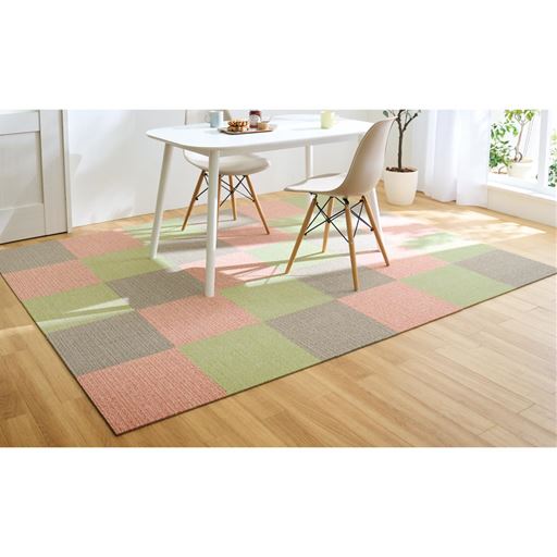 グレージュ・チェリーピンク・アップルグリーン×各10枚(240×200cm)<br>床が傷つきやすいダイニングラグとして。遮音効果で安心をプラス。
