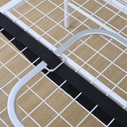 ベッドやマットレスに固定できるベルト付き。