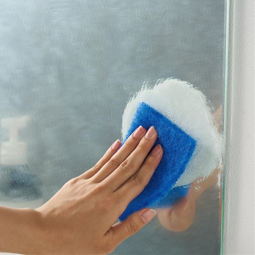 磨きたい場所を軽く湿らせ、専用スポンジに洗剤を適量取って磨きます。