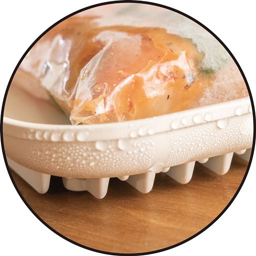 解凍の秘密は熱伝導率に優れたアルミニウム合金!さらに底面の特殊形状フィンで表面積をアップ!空気に触れる面が多くなるので、より多くの熱を吸収・放出が可能に!