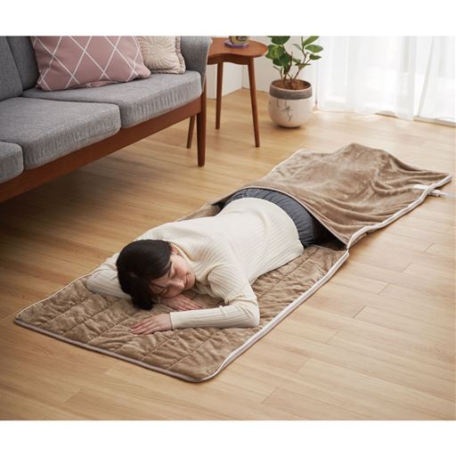 タテに広げてスッポリ足入れごろ寝カーペットに