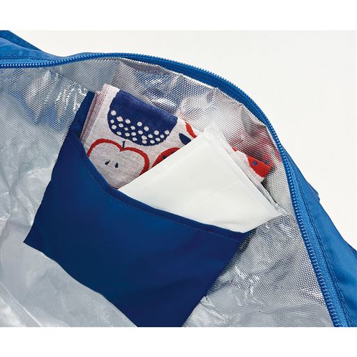 中は保冷保温効果のあるアルミ素材。保冷剤を入れられる内ポケット付き。