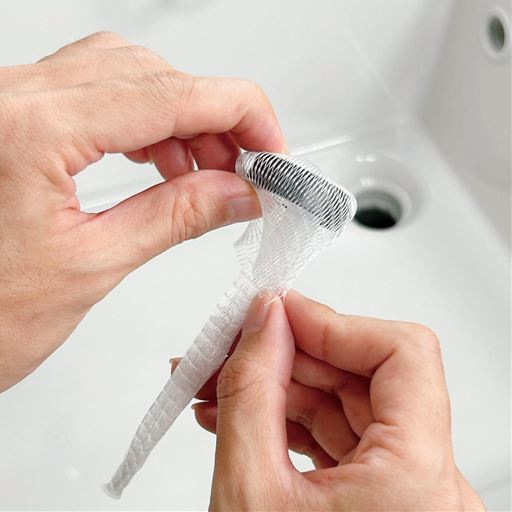 マグネットの穴にネットを通して折り返す。