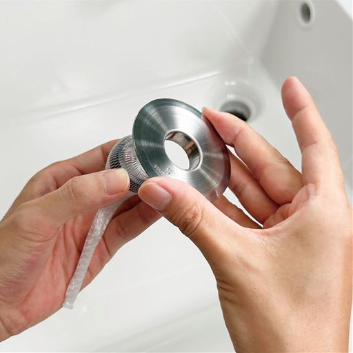 マグネットの穴に本体を差し込む。