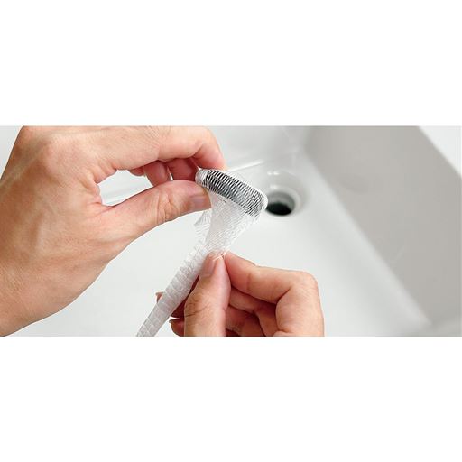 カンタン取り付け3ステップ 1 マグネットの穴にネットを通して折り返す。