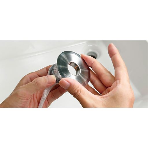 2 マグネットの穴に差し込む。