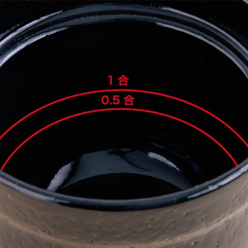 0.5合と1合の水量目盛り付きで計量カップで測る手間がかかりません。