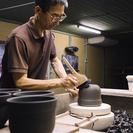 職人さんの手作業で作っています。