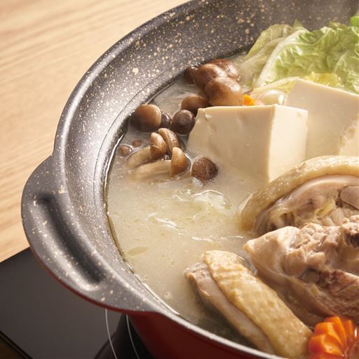 広いふちで、沸騰した際の泡を逃がし、ふきこぼれを防ぎます。