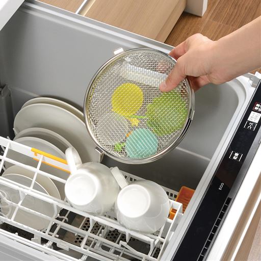 洗いづらかったお弁当の小物や水筒のパッキン・箸置き・クッキー型などが食洗機で洗えるカゴ。細かなメッシュで、蓋もしっかり閉まって安心です。