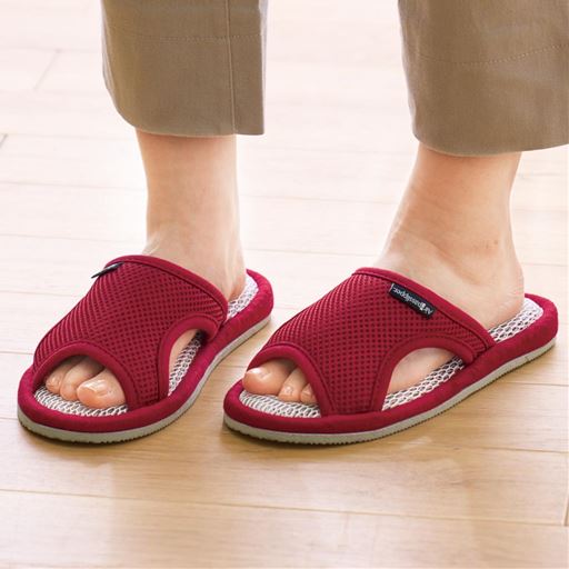 レッド<br>足の形に沿うようにこだわり、通気性も考えサイドカットしました。