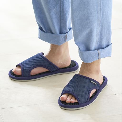 ネイビー<br>男女お揃いで履けるサイズをご用意。