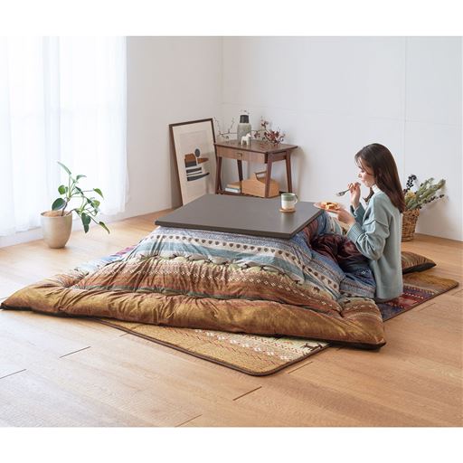 A (マルチ) 正方形L (205×205cm)<br>暖かみを感じるギャッベ風デザインのこたつ掛け布団です。
