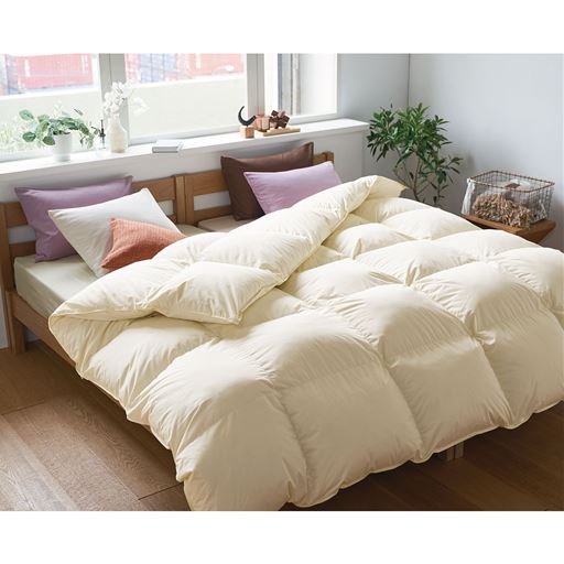 アイボリー(キング)<br>サイズが豊富なゴールドラベルの羽毛掛け布団です。