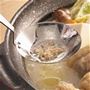 スープを減らさずアクだけをすくえます。