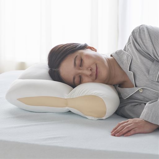 首を労わるフワモチ包まれ枕