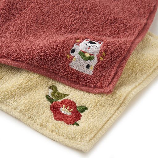 紅色に福を呼ぶ「招き猫」のモチーフと、優しい薄黄色にメジロと椿をワンポイント刺繍したかわいい2枚セット。