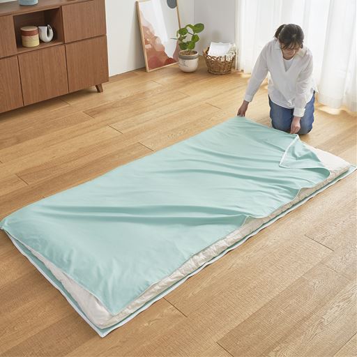 アンティックグリーン<br>カバーを開きその上に敷き布団を載せ、カバーをかぶせます。