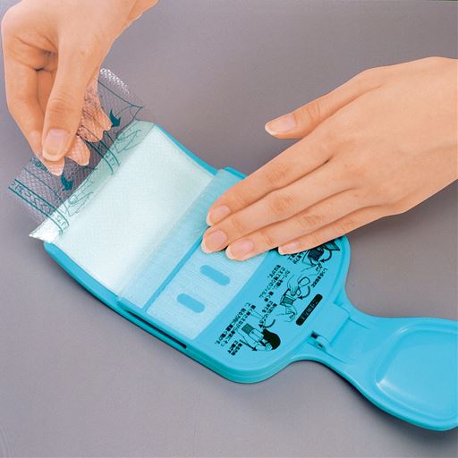 湿布を挟み、軽く押さえながら貼る方向にスライドするだけでキレイに湿布が貼れます。