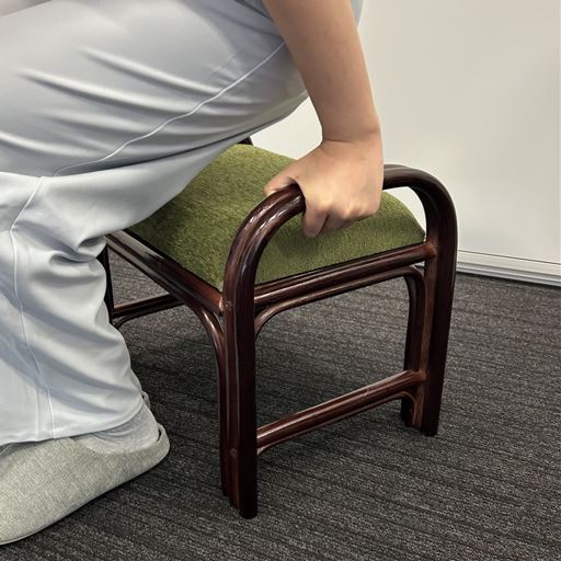 玄関での靴の脱ぎ履きに