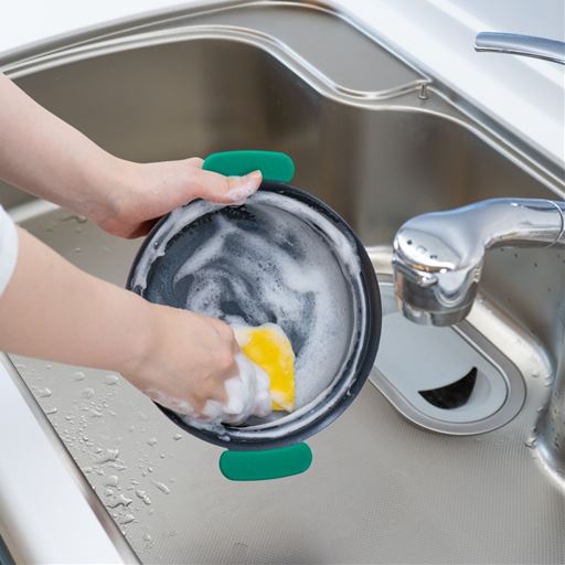 内面は汚れを落としやすいふっ素樹脂加工です。