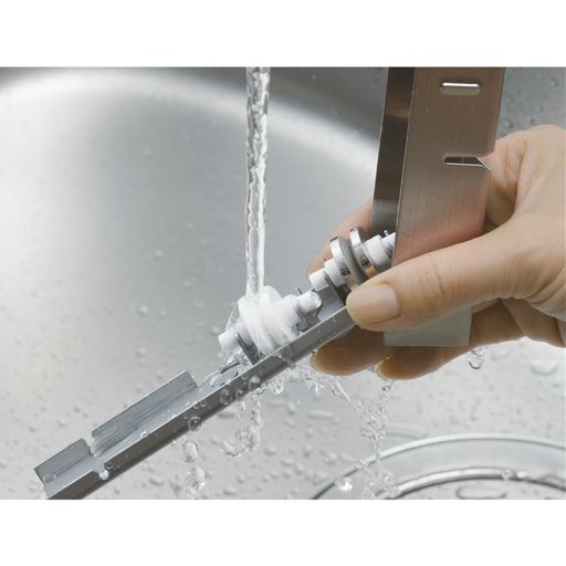 ハンドルカバーを開閉して簡単に砥石のお手入れができます。