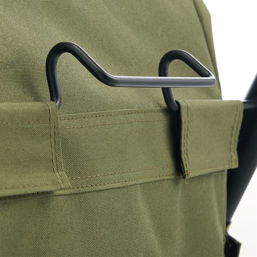 スーパーのカートに掛けられるフック付き。※カートの形状によって付けられない場合がございます