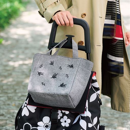 手持ちのバッグも引っ掛けられる ハンドルとフックの一体型。バッグを持たずにお買い物できて便利。