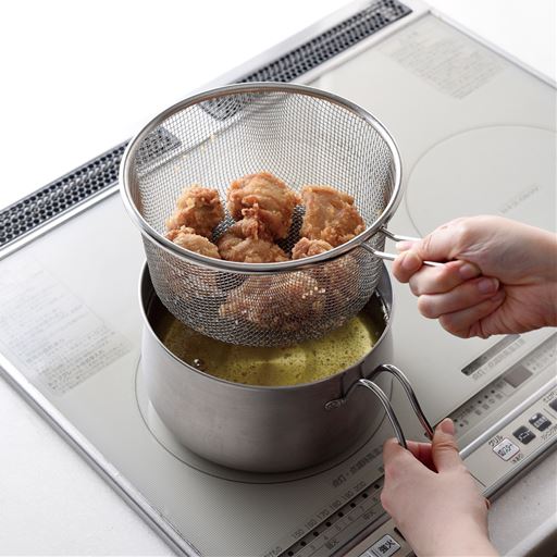 揚げ物を一気に引き上げられ、時間差による揚げムラを防げる!