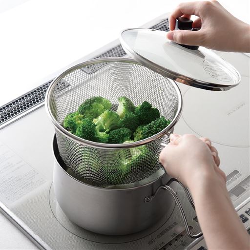 ストレーナー付で蒸す・揚げる・茹でる調理が便利に!