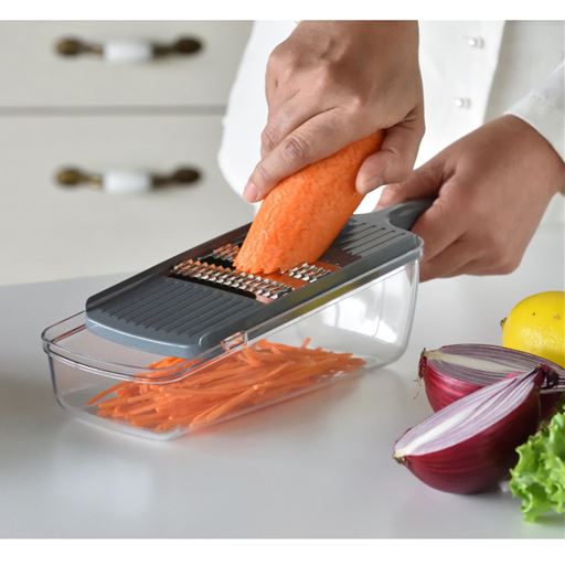 スライサー、千切り、細千切り、おろしの4種のプレートがついた野菜調理器セット!
