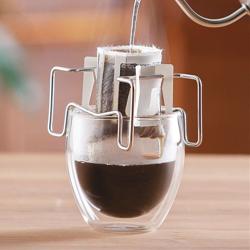 注いだコーヒーに浸からないからクリアな味わいに! いろんな形のドリップバッグに対応。