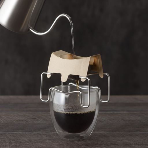 カップの上にセットしたスタンドの上にドリップバッグを引っかけるだけなので、終わったらサッと取り外せます。