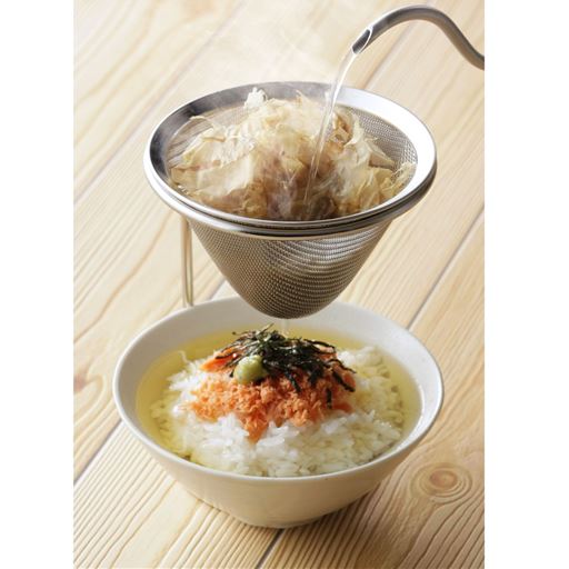 かつお節を入れてお湯を注げばかつお節の香りが立ち上る出汁茶漬けに!ただのお茶漬けもおもてなし料理にしてくれます。