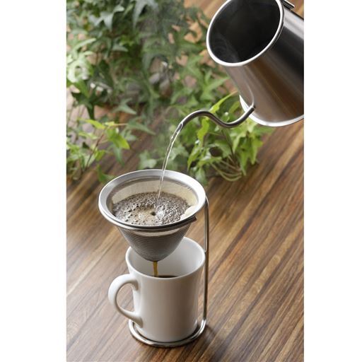 フィルターを使えばコーヒーも淹れられます。おもてなしにテーブルの上で目の前でドリップ。コーヒーの香り広がりなんかホッとするひとときに。
