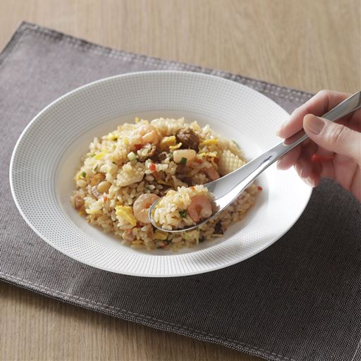 カレーにはカレースプーン、スープにはスープ用、中華にはレンゲと、<br>ジャンルに合わせて各スプーンを用意しなくても、<br>この「レンゲスプーン」があれば、和洋中のどんな料理でも違和感なく使える。
