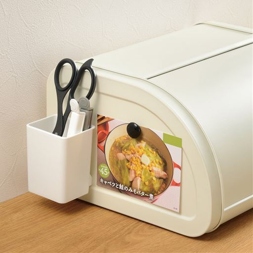 はさみ等の小物収納やメモのマグネット止めができる