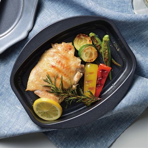 電子レンジで焼き魚も肉料理もまるでフライパンで焼いたように表面はカリッ、中はふっくらと仕上がります。予熱が不要なので直ぐに調理を開始でき、タイムロスがありません。