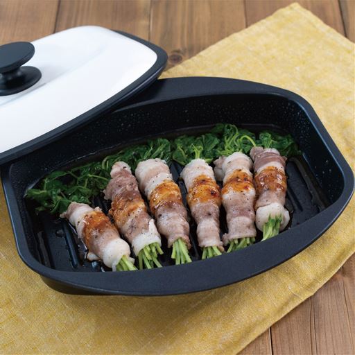 豆苗を豚バラ肉で巻いてレンジで加熱するだけ。