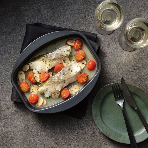 ミニトマトの酸味がさっぱりと美味しい、白身魚の洋風酒蒸し