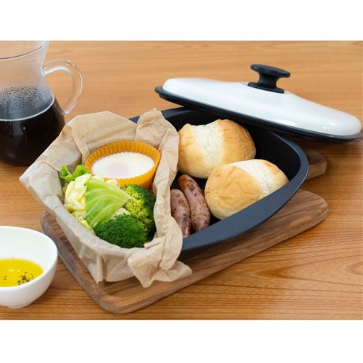 モーニングプレート。蒸し野菜、パン、目玉焼き、ソーセージが一気に完成。