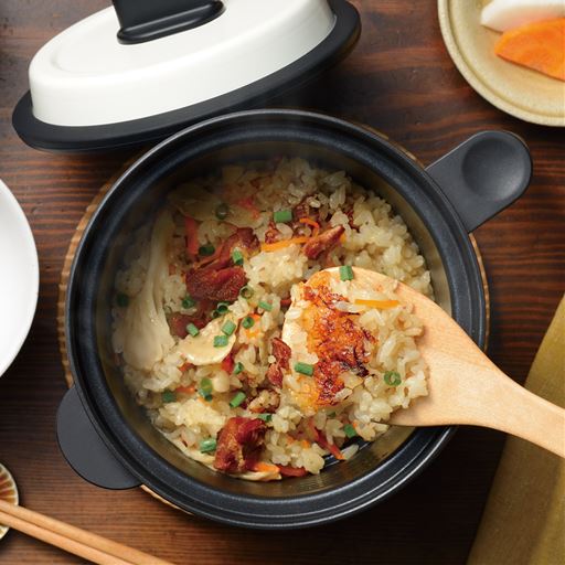 マイクロ波で底面の特殊素材が発熱し、<br>直火料理のような中はふっくら、外はカリッと仕上がります。