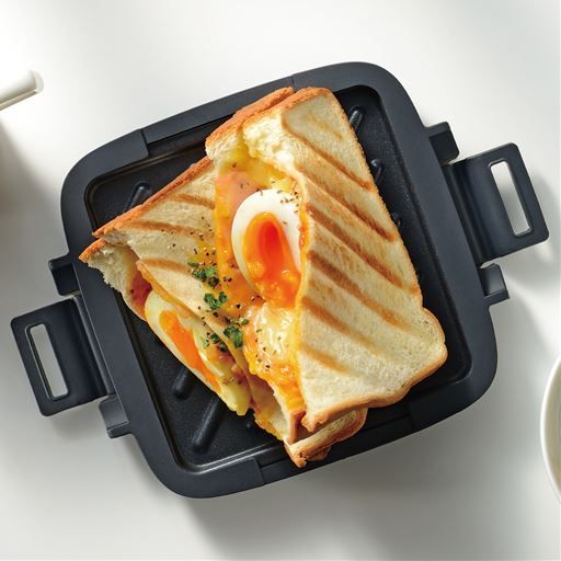 ハム、チーズ、卵のシンプルなホットサンド。