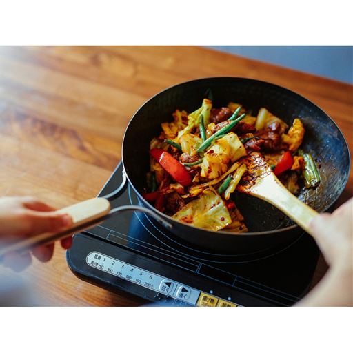 高温調理に強く、食材を入れても熱が下がりにくい蓄熱性に優れた国産の鉄を使用しています。