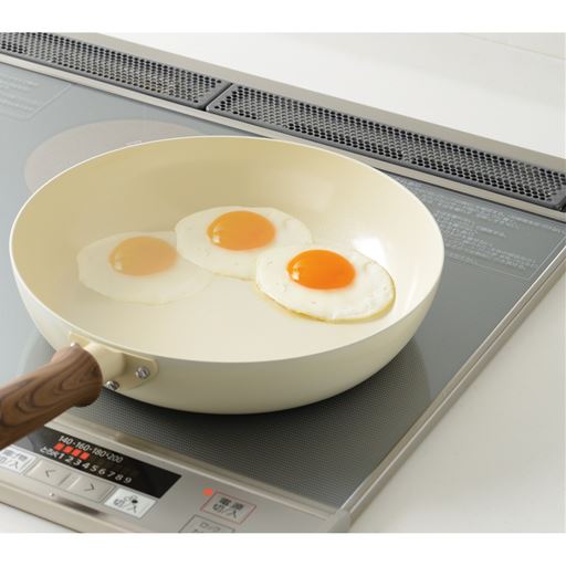 セラミックならではのなめらかな使い心地で、目玉焼きもするんとこびりつきにくい。