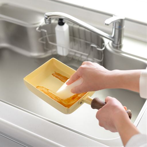 油汚れも軽い力で落ちるので、洗い物の時短や水道代の節約にも繋がります。 ※セラノヴァコートは内面のみに使用しています。