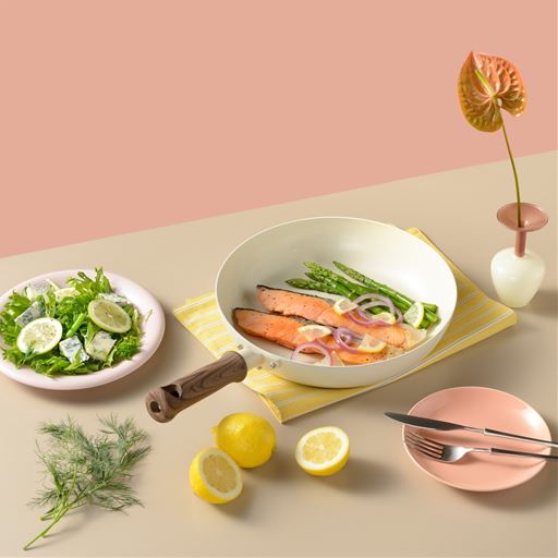 なめらかな使い心地で料理をも～っと快適に。そのまま卓上に出してもサマになる、見た目にもこだわったフライパンです。明るいカラーの内外面がテーブルを華やかに彩ります。ハンドルは邪魔になりにくいショートタイプです。大皿代わりに卓上へドン。盛り付け・洗い物の手間も減らしてくれます。